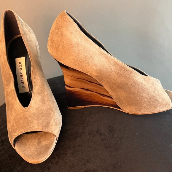 🎉HOST PICK 🎉 Burberry Shoes - STUNNING ARTWORK - Picture 2 of 7